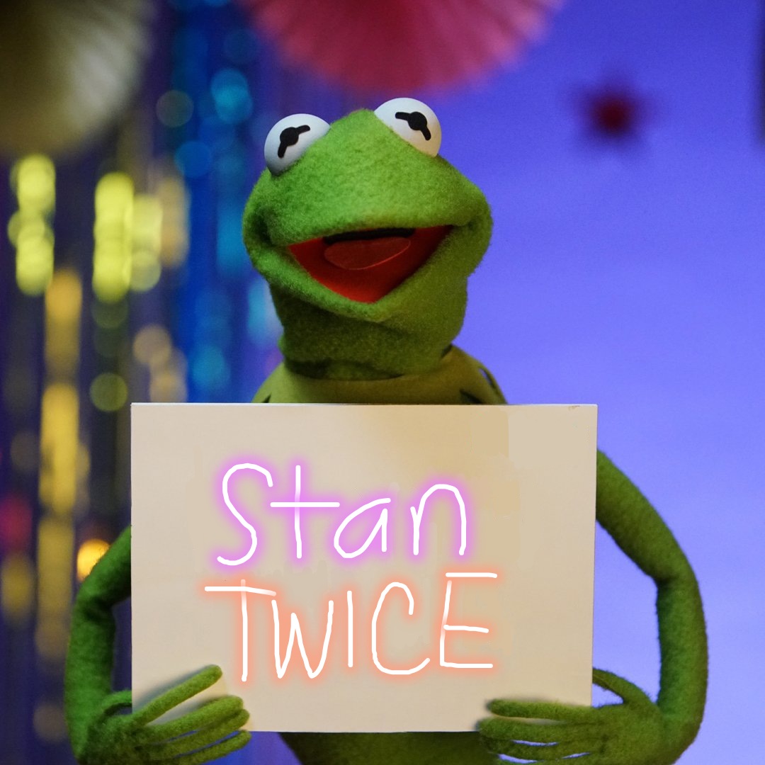 chaeyoung as kermit the frog