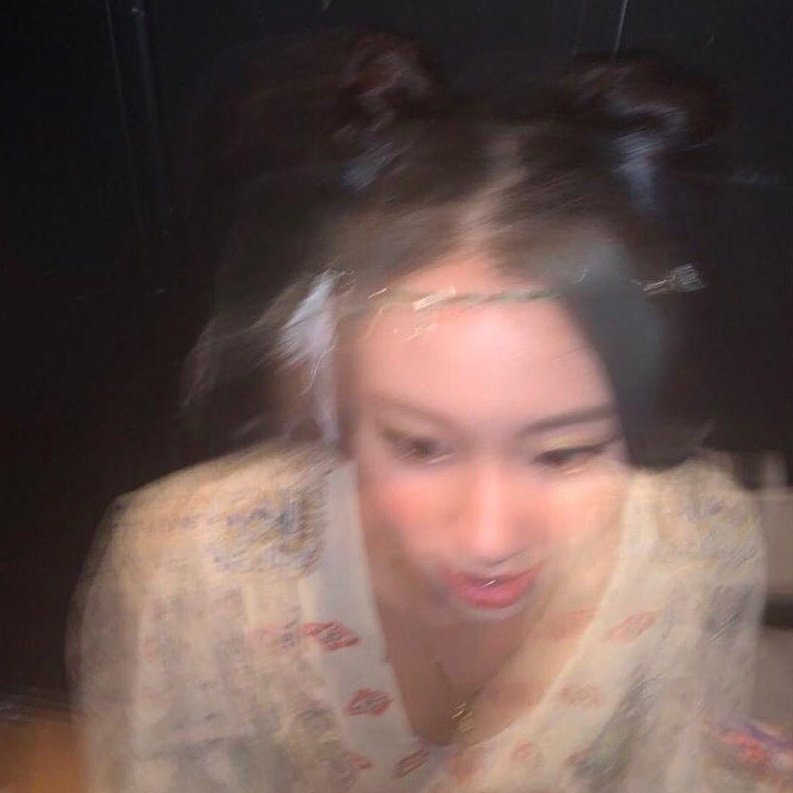 chaeyoung as kermit the frog