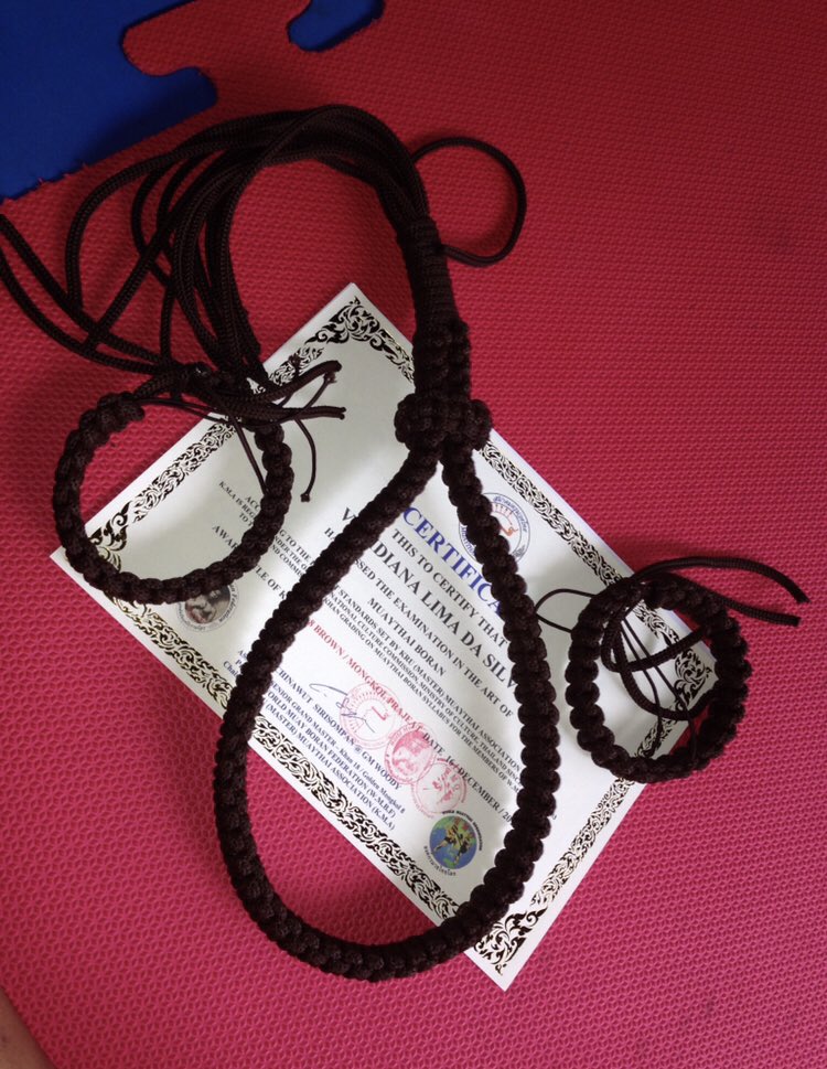 VeriLima2's tweet photo. Iniciei com no hapkido(parei na faixa verde) e no tatame, vendo o pessoal treinar me apaixonei pelo Muaythai e dele só sai lesionada(8khan(grau marrom)). Meu amor todinho é do Muay boran.
#muayboran #mulhernotatame #hapkido #sawadeekaa #hapki #saudade https://t.co/nDdgtkjNrP