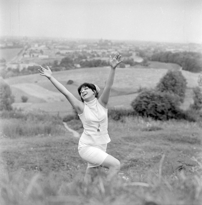 RadioTiranaPL's tweet photo. Ewa Demarczyk (1941 - 2020). Artystka z Krakowa.
Karuzela z madonnami to był jej wielki przebój. #KulturawPRL #MuzykawPRL https://t.co/8iZJAsP05H