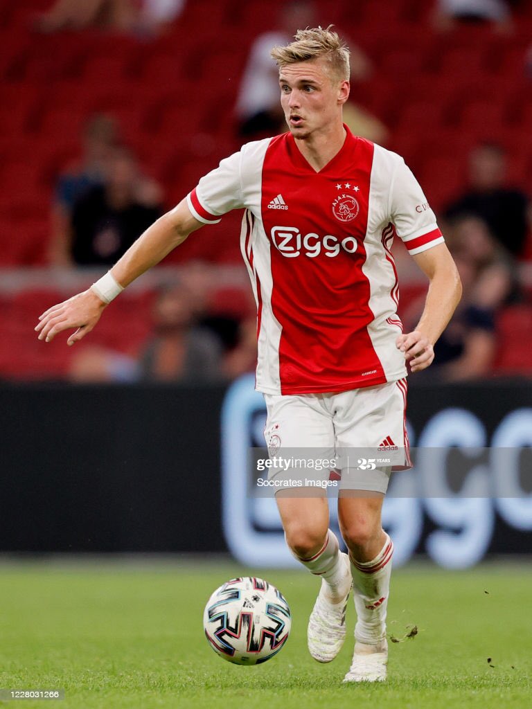 Kenneth Taylor (18) (Ajax) (CM) (CDM) As mentioned before, Ajax is looking to replace its incredible midfield trio it had with De Jong and Schöne, who are now gone. Kenneth Taylor is looking to find himself a spot there. He’s participated in some matches for the first team.