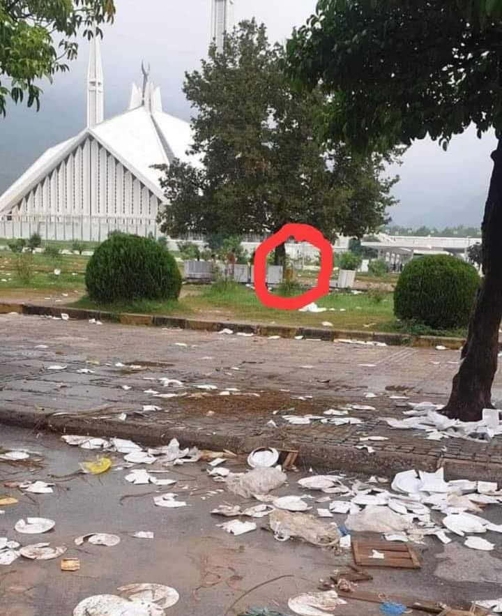 aslm7i's tweet photo. یہ بھی عمران خان کا قصور ہے؟
سوچ بدلو گے تو ہی تبدیلی نظر آئے گی ملک میں ۔
ڈسٹ بین کی موجودگی میں بھی اگر یہ قوم ایسے کچرا پھینکے گی تو قصور حکمران کا نہیں تعلیمی نظام اور قومی تربیت کا فقدان ہے۔ اسلام آباد کا لیٹریسی ریٹ 96 فیصد ہے۔
#IksFrontLine https://t.co/qTKmr3dc9n