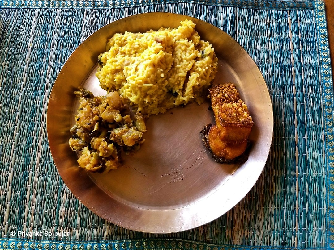 Love comes in many forms. On that rainy afternoon, it came in the form of খিচুরি, লব্রা and মাছ ভাজা in  @NuraRadha's home.Siesta was imminent.Siliguri, West Bengal.On the  #EdenWalk  @outofedenwalk with  @PaulSalopek, the way to walking to my heart's content was thru my stomach