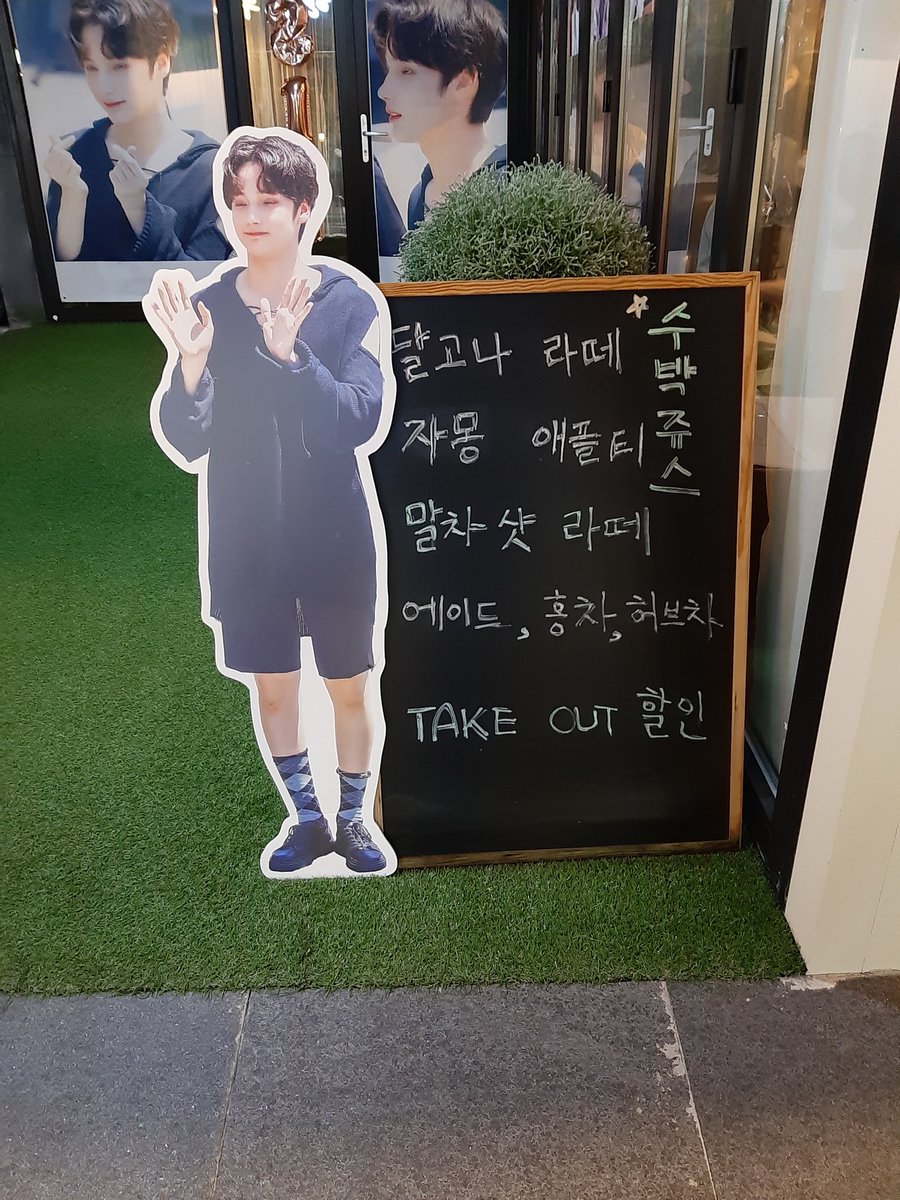 cupholder_LS's tweet photo. 8. 카페 밤비
휴닝이 생일 당일 마지막으로 갔던 카페
대형 현수막부터 컵홀더랑 특전이 너무 이쁘고 디저트맛집이라는데 돈이없어서 못먹은게 아쉽지만 휴닝이 생일을 ���지막까지 행복하게 보내서 좋았어요 컵홀더 이벤트 해주셔서 감사합니다💙
#DEAR_DEER_BAMBI
#우리의���름_휴닝카이 https://t.co/7EgznCxbPO