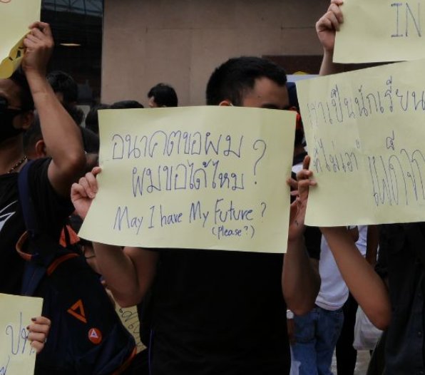 จะร้องกับป้ายนี้ของน้องอ่ะ
#ขีดเส้นตายไล่เผด็จการ