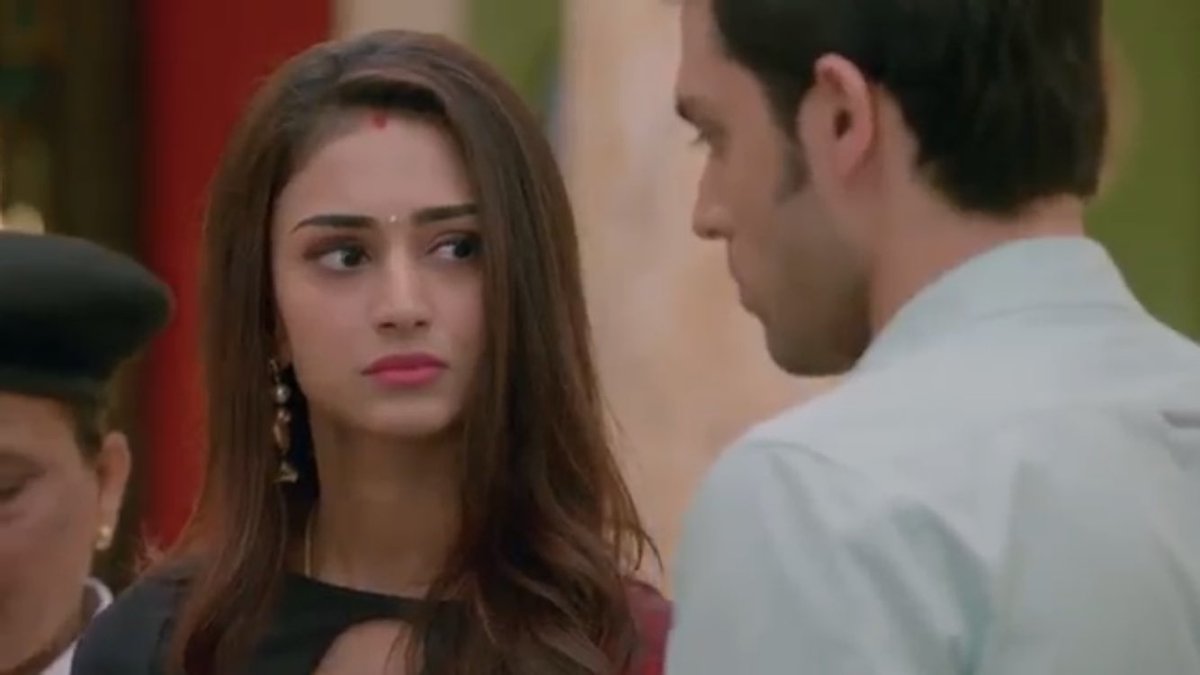 5. Pre even had to go to Jail, because Anu didn't acknowledge her as his wife, when she was in Jail, A came with bail if she agreed to move on but she believed in AnuPre & refused. Finally Vikrant came as her saviour, released & helped her in unmasking Komo. #KasautiiZindagiiKay