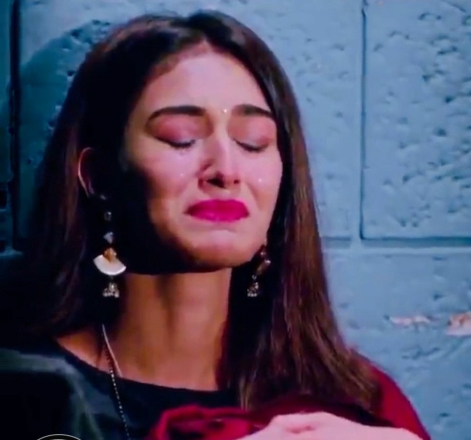 5. Pre even had to go to Jail, because Anu didn't acknowledge her as his wife, when she was in Jail, A came with bail if she agreed to move on but she believed in AnuPre & refused. Finally Vikrant came as her saviour, released & helped her in unmasking Komo. #KasautiiZindagiiKay
