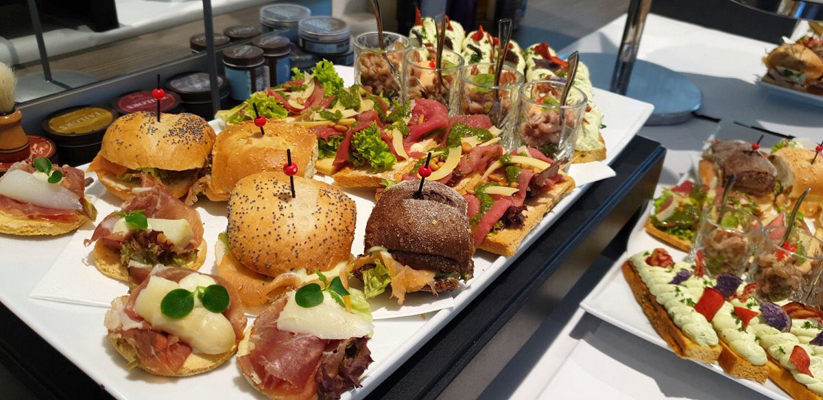 Heeft u iets te vieren en wilt u zelf ook graag genieten van het moment? Het team van De Smoezer neemt uw zorgen graag uit handen, zodat u zelf niet continu in de keuken hoeft te staan. Kijk voor mogelijkheden op desmoezer.nl/events/caterin…