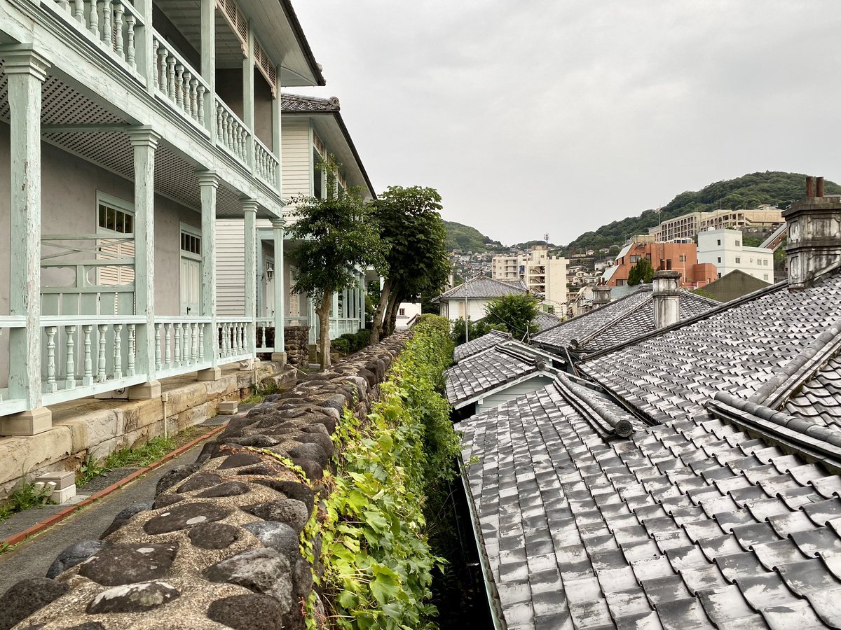 Makes No Sense 東山手洋風住宅群 オランダ坂の洋館群 明治年代後半頃の社宅や賃貸住宅 なのではと言われています 長崎市役所文化観光部の見学施設や多国籍料理が味わえるレストラン等あり 擬洋風建築の棟間から見える孔子廟という風景も面白い 長崎