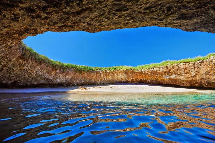 Immaginate una spiaggia completamente nascosta all’interno di una grotta, con un’apertura sul tetto per far entrare la giusta quantità di luce solare. È la 'Spiaggia Nascosta' in Messico #MareOMontagna a #CasaLettori @milena_suardi @Laudan1893 @adelestancati