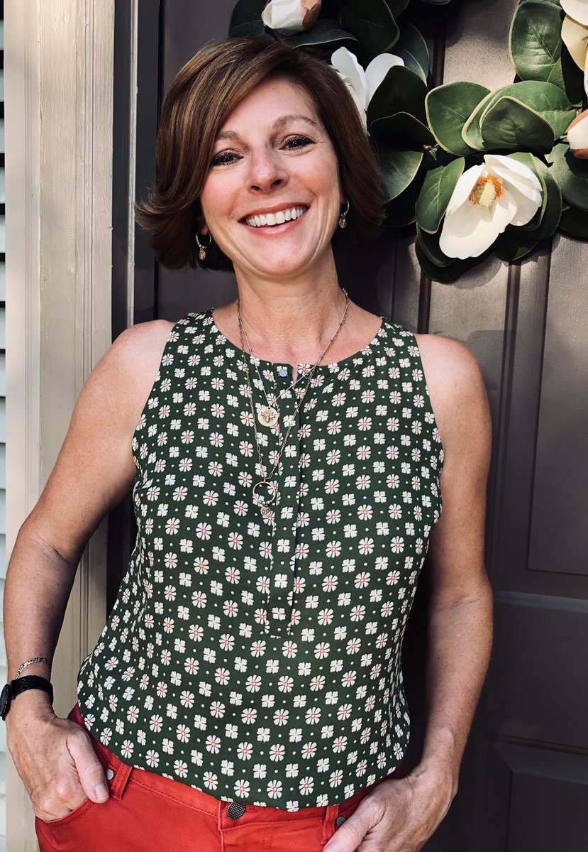 Jen_Zeppelin's tweet photo. Get dressed in a snap!!! Lovin the #retroprint in green with a red and orange center. #snaptop #cabistyle #fallfashiontrends #styleoftheday @cabiclothing https://t.co/lnVYBHjFVU