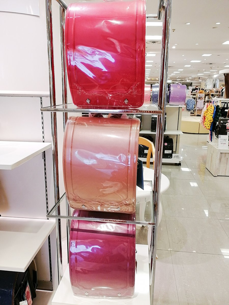 西武渋谷店 西武 そごう限定ランドセル ローズパフューム 鋲のモチーフは可愛い香水瓶 大人っぽいデザインです パールルージュ パールロゼ パールハニーブラウン どれもクラシカルな雰囲気が素敵ですね 約1 280g 000円 A館6