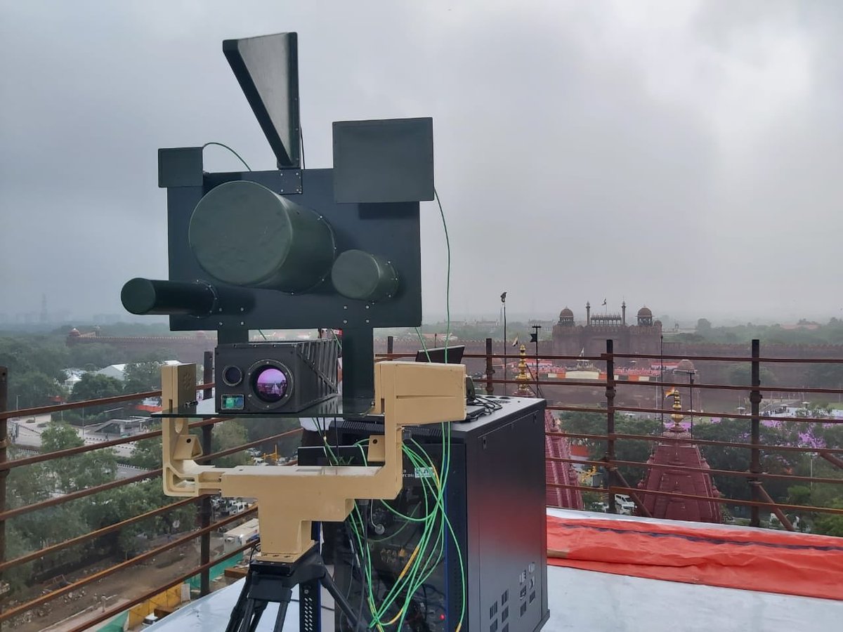 rajatpTOI's tweet image. DRDO says its new anti-drone system, which was deployed near Red Fort, can bring down #MicroDrones by jamming command &amp;amp; control links or disrupting electronics through laser-based directed energy weapons. It can detect &amp;amp; jam micro drones up to 3 km &amp;amp; lase a target up to 1-2.5 km
