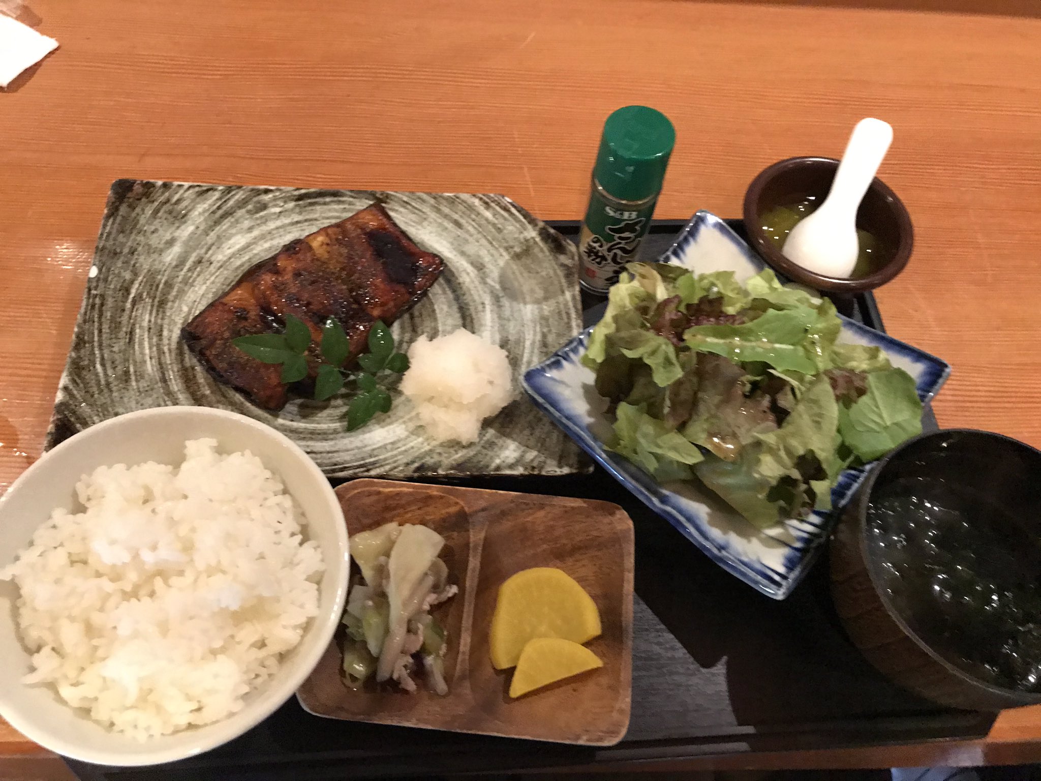 ぬまじ 三島のウツボ料理専門店 三嶋和食 わ ランチでもしっかりウツボ料理を楽しめる 画像は蒲焼き ウナギの代替品としての期待はそもそもしてなかったんだけど 味とか食感が意外によく似ててびっくり T Co Sfyyt0lrrn Twitter