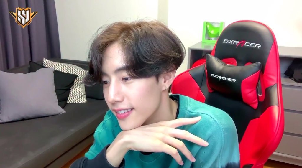 mark tuan and his beautiful hands↳...a very delicate thread ༉‧₊˚✧