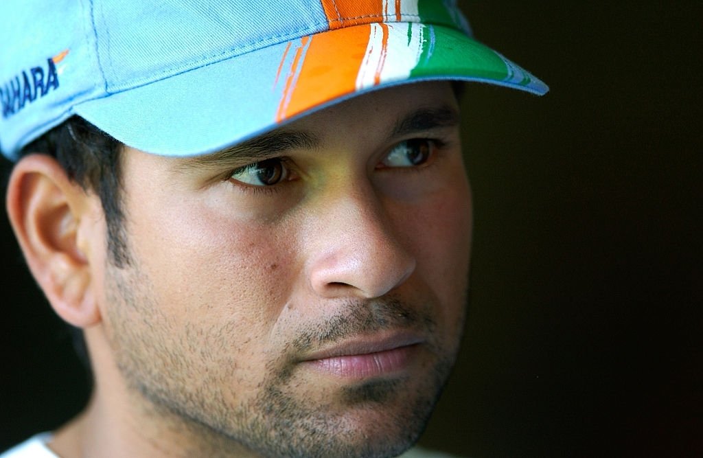 செய்கின்றது... #சச்சின் சச்சின் தான் எல்லாம்ன்னு நாங்க நினைக்கிற அப்ப...2004 சச்சின் ஓட  #ரசிகன் இந்தியா டீம் ல விளையாட தன்னோட காலடியை எடுத்து வைக்கிற..அந்த சமயம் இவன் தான் இந்தியா கிரிக்கெட் ஓட  #எதிர்கால வெற்றிகளை தன்வசம் ஆகப்போறான்னு யாரும் எண்ணியிருக்க வாய்ப்பு இல்ல..