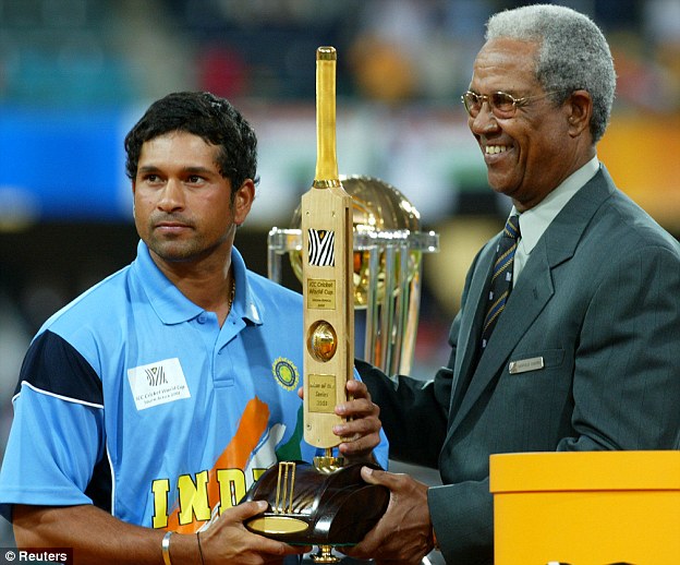 யாருநா இவ இந்த மாறி அடிக்கிறன்னு கேக்குற அப்ப ஸ்கோர் கார்டுல அவன் பெரு வருது.. #டோனின்னு..அங்க ஆரம்பமாகுது ஒரு  #மாவீரன் ஓட அத்தியாயம்..90கிட்ஸ் மாறி கிரிக்கெட் ரசிகர்கள் இனிமேல் வருவங்களான்னு எனக்கு சொல்ல தோணல...ஏன் நா 2003 வேர்ல்ட் கப் கிரிக்கெட் எங்களை அவளோ  #பாதித்தது..