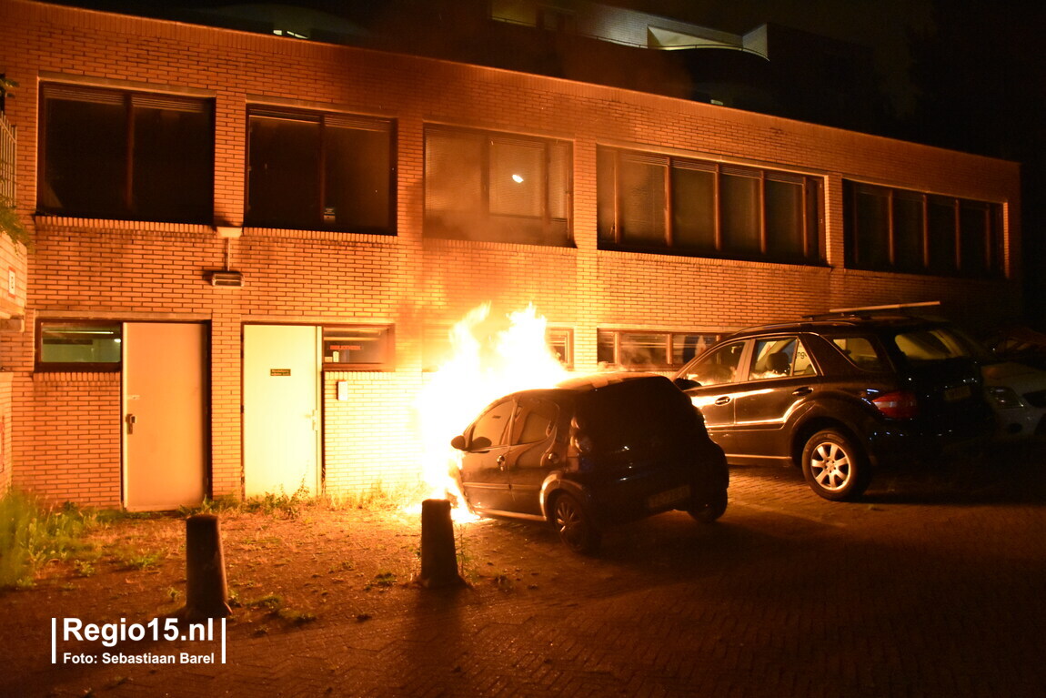 regio15's tweet photo. ONLINE: nachtelijke autobranden #Grashof #Leidschendam en #Scholekstersingel #DenHaag https://t.co/R2L4WhJJIH https://t.co/rwgpUdYbJM