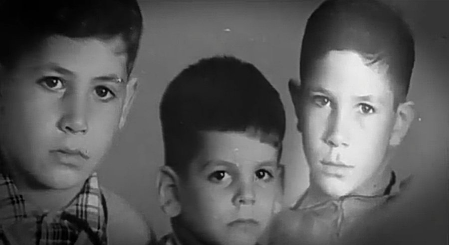 अतिशय कॉन्झर्वेटिव परिवारात वाढलेल्या बीबींना साहजिकच तीच मूल्ये आत्मसात करावी लागली. तीन भावंडातील हे दुसरे होते, त्यांचा मोठा भाऊ योनातन नेत्यानाहू लवकरच इस्राएलला गेले. इकडे बीबी MASSACHUSETTS UNIVERSITY मधून बॅचलर पदाची डिग्री घेतली.