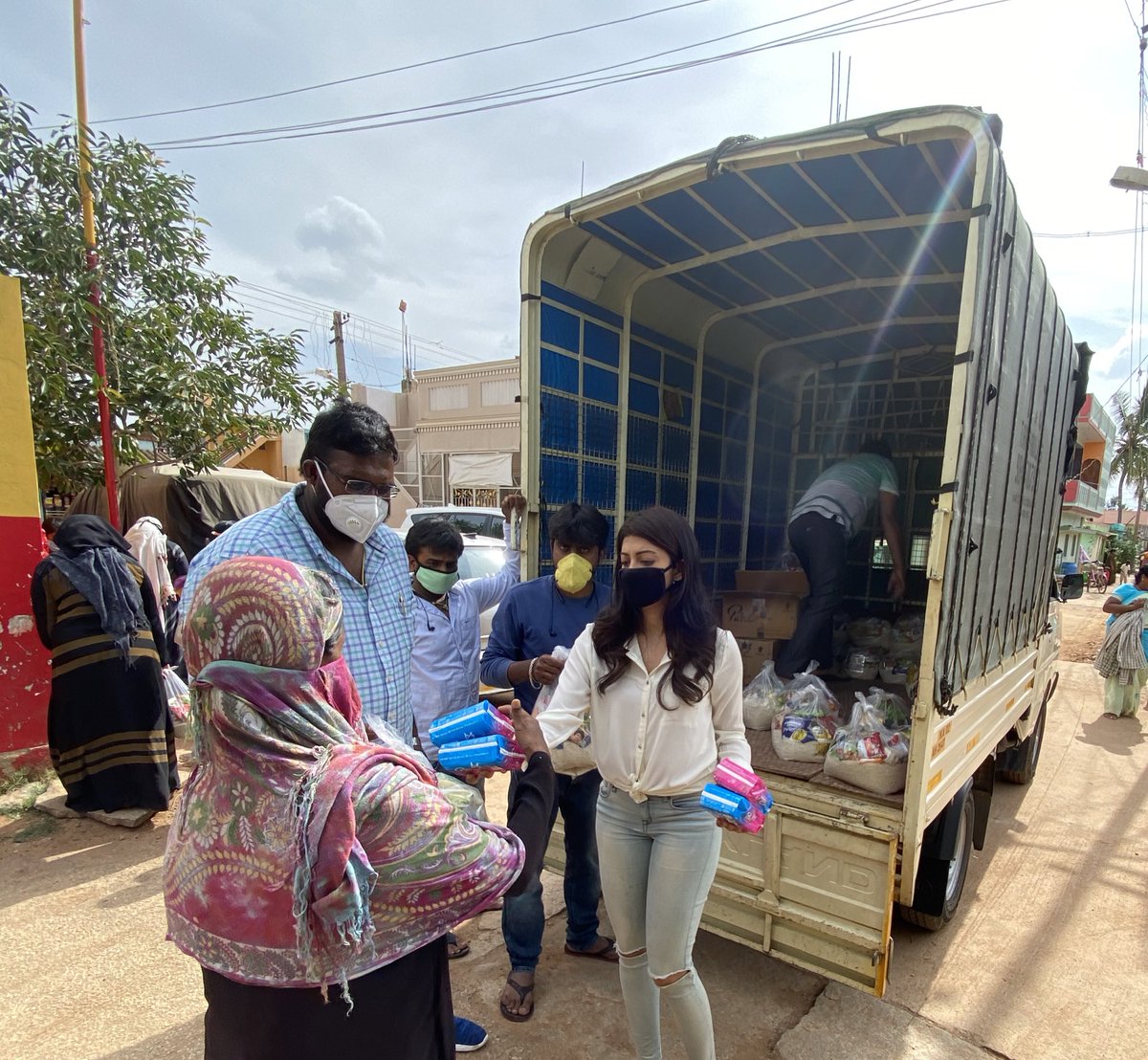 pranithafounda1's tweet photo. Sanitary pads (along with ration kits) distribution in rural Bengaluru. https://t.co/IbhdrteFEJ