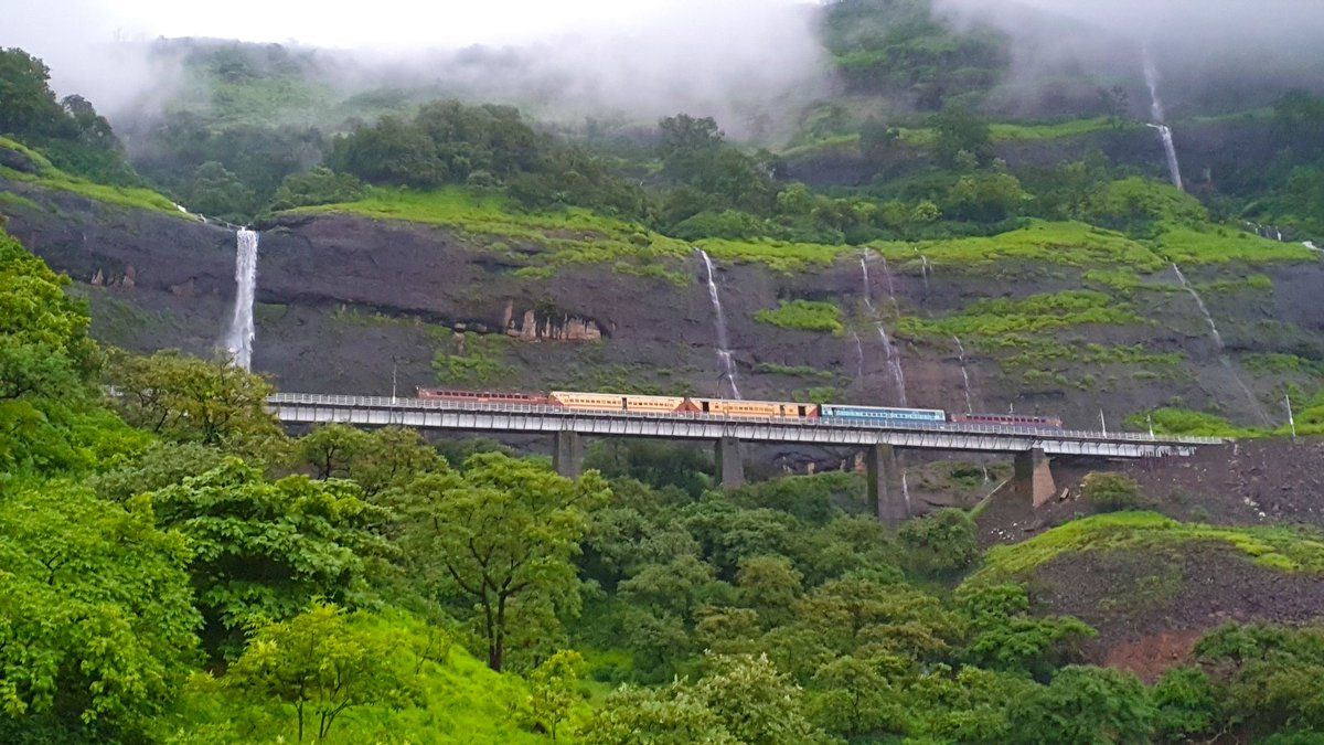 Pranit_Roxx's tweet photo. 3 coaches sandwiched between WCAM2 and WCAM3. This is Railway Staff special (mostly Lonavla Kalyan) train. 15th August 2020. Viaduct 6, 3rd UP line, Bhor Ghat. #IndianRailways #bhorghat @Central_Railway #wcam2 #wcam3 https://t.co/50DpR130C4