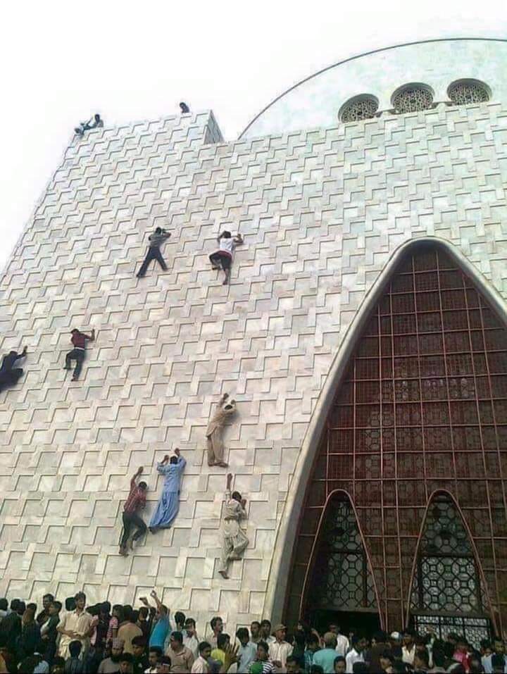 siddique_arain's tweet photo. جب اساتذہ کو سکول سے نکال کر دوسرے کاموں پہ لگایا جائے تو بچوں کا یہ حال ھوتا ھے۔
#UtilityAllowanceForAll
#EqualPay https://t.co/tX4PQoyrfc