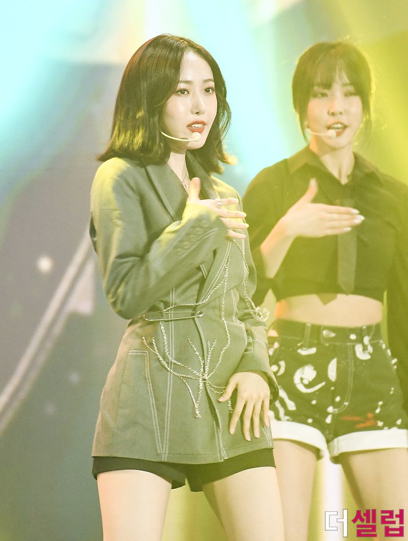 GFSquad__com's tweet photo. [PRESS] @GFRDofficial performing Crossroads at 2020 SORIBADA BEST K-MUSIC AWARDS! (2)

#여자친구 #GFRIENDatSOBA https://t.co/LwlGE6yrDv