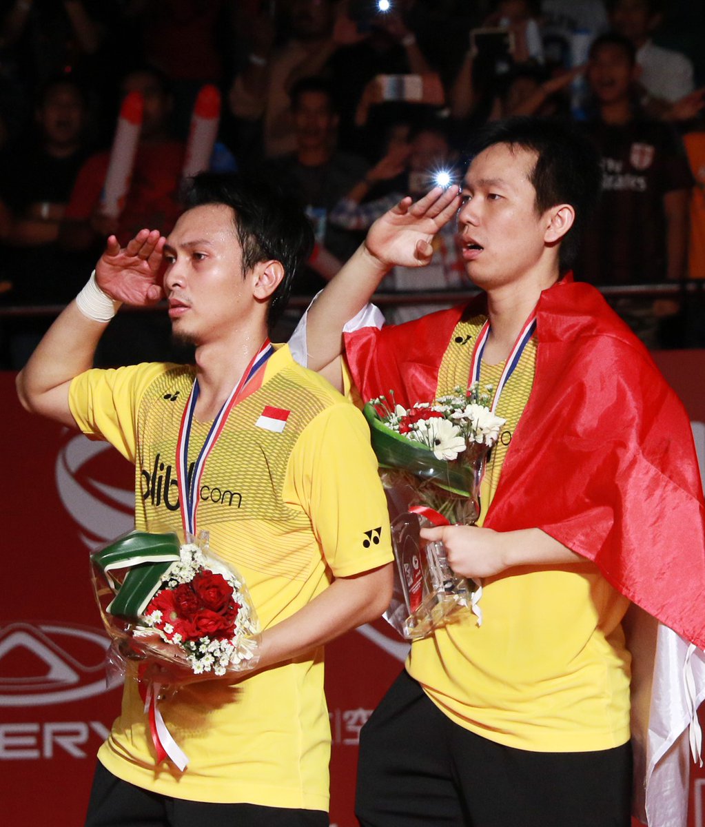 DjarumBadminton's tweet photo. 5 tahun lalu tepat di hari ini Mohammad Ahsan/Hendra Setiawan mempersembahkan gelar juara World Championships 2015 untuk Indonesia. 

Ada yang masih ingat momen ini atau dulu menyaksikan langsung pertandingannya, gaes? 

Foto by: PBSI https://t.co/rJPCQNUvps