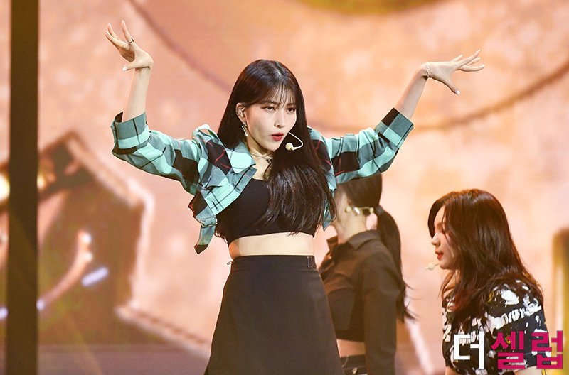 GFSquad__com's tweet photo. [PRESS] @GFRDofficial performing Crossroads at 2020 SORIBADA BEST K-MUSIC AWARDS! (1)

#여자친구 #GFRIENDatSOBA https://t.co/NnEyatJT9T