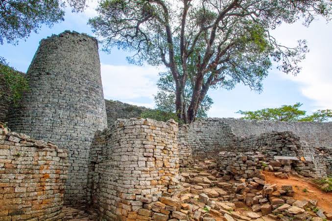 It is One of the most impressive monuments in sub-Saharan Africa an imposing collection of stacked boulders, stone towers and defensive walls assembled from cut granite blocks.In the 14th century, the city housed over 18,000 people, comparable in size to that of London at then.