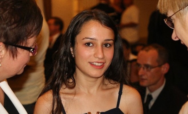 cemturktekin's tweet photo. 1990’larda 2 yıl arayla ve birbirine yüzlerce kilometre uzaklıkta dünyaya gelen, doğal olarak birbirlerinin varlığından dahi haberdar olmayan bu genç kız ve yorgun köpeğin hayatları, 1999 yılında yaşanan bir can pazarındaki mucizeyle kesişti. https://t.co/Yw3cdpdeTx