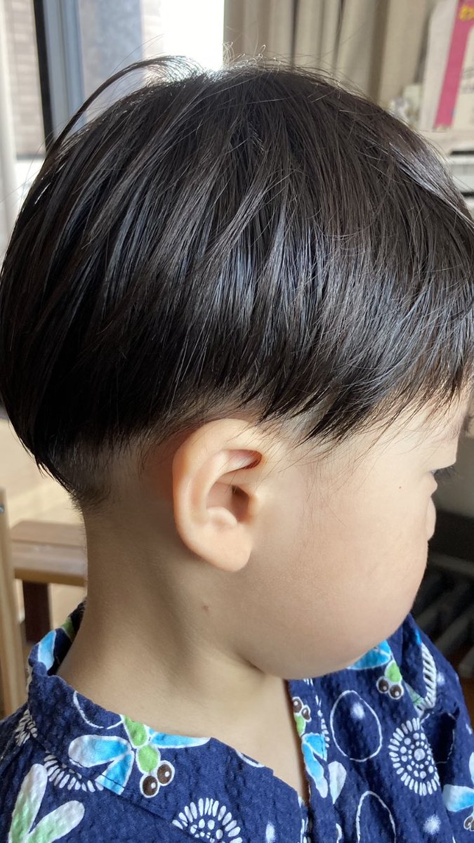 Kazunao Twitter પર 次男 3歳の髪をカットした 暑いからツーブロクで中を軽く 後ろも刈り上げ 上の毛は長さ残して軽くして完成 5歳ぐらいまではパパカットでも大丈夫かな 子供カット ツーブロック