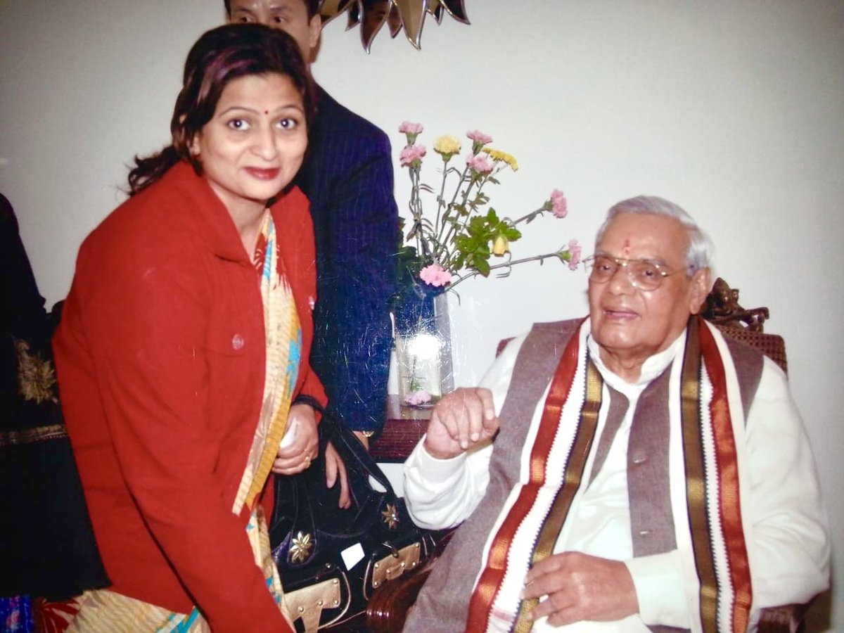 #सदैव_अटल
पोखरण विस्फोट करने वाले,
कारगिल युद्ध जिताने वाले,
ग्रामीण सड़क लाने वाले,
संचार क्रांति लाने वाले,
सुशासन के प्रतीक,
पूर्व प्रधानमंत्री,
भाजपा संस्थापक,
प्रखर वक्ता, महाकवि,
हमारे प्रेरणास्त्रोत भारत रत्न
आ.#अटल_बिहारी_वाजपेयी जी की
पुण्यतिथि पर उन्हें कोटि कोटि नमन।🙏