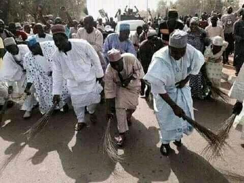 MizCazorla1's tweet photo. They never knew they were sweeping a litre of petrol from N85 to N150

They never knew they were sweeping free speech to pay N5m for hate speech

They never knew they were sweeping exchange rate from N180 to N470 per $

They never knew they were sweeping away security to banditry https://t.co/xqnnZZKT7f