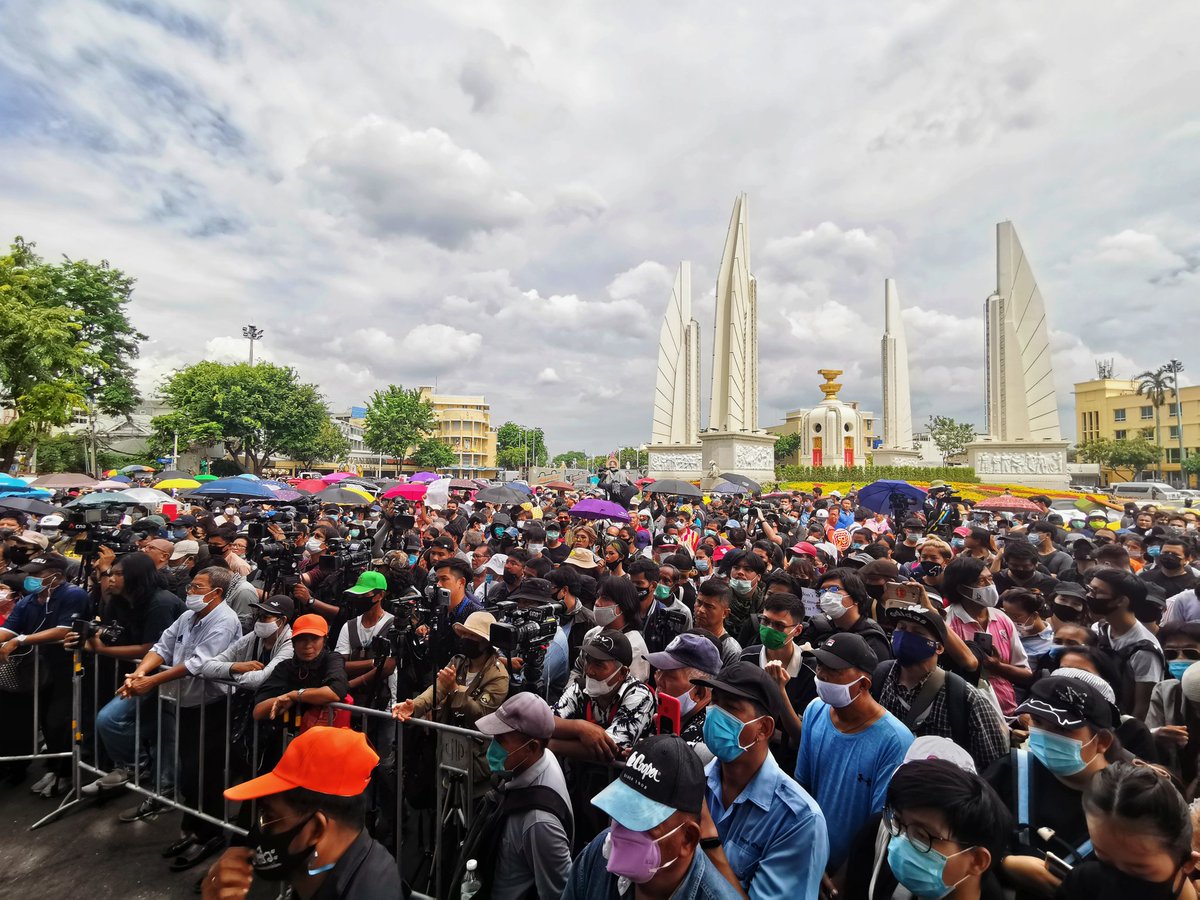 เริ่มแล้ว! 14.36 น. ผู้ชุมนุมหลายพันคน ล้นลงถนนราชดำเนิน เวทีตั้งอยู่บนฟุตบาธ และต้องเปิดเวทีก่อนกำหนด #ขีดเส้นตายไล่เผด็จการ