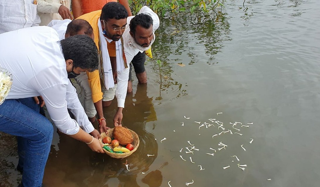 RRPSpeaks's tweet photo. वरुणराजाच्या आशिर्वादाने माझ्या मतदारसंघातील मोहरी तलाव १०० % भरलाय. स्थानिक ग्रामस्थ, कार्यकर्ते आणि शेतकऱ्यांच्या उपस्थितीत इथं जलपूजन केलं आणि असाच आशीर्वाद राहू दे, अशी प्रार्थना वरुणराजाकडे केली. तसंच चौंडी येथील सीना नदीवरील बंधाऱ्यावर जाऊन तिथंही जलपूजन केलं. https://t.co/hCC6LNvtnQ