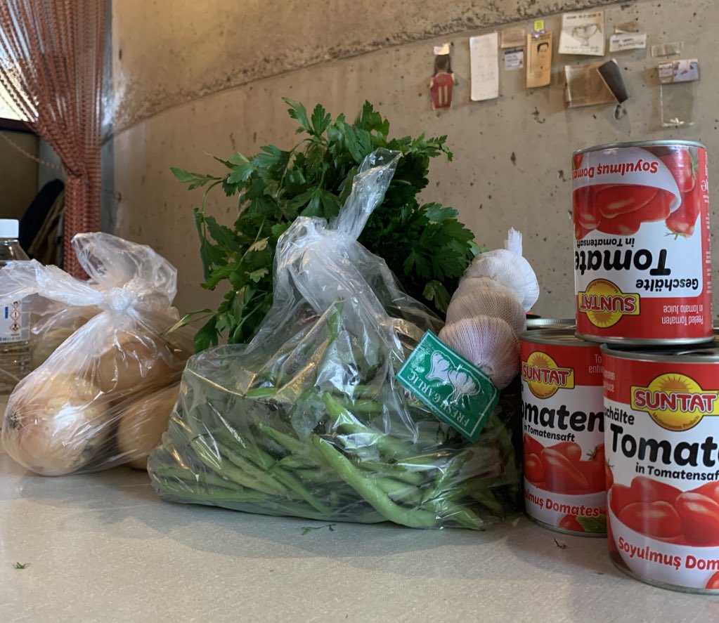 Henrietta_'s tweet photo. It’s Sunday and it’s Assumption #urbantable @ClaptonParkURC @LndnCathWorker and here come the vegetables for the second meal https://t.co/wEtcrUnU03