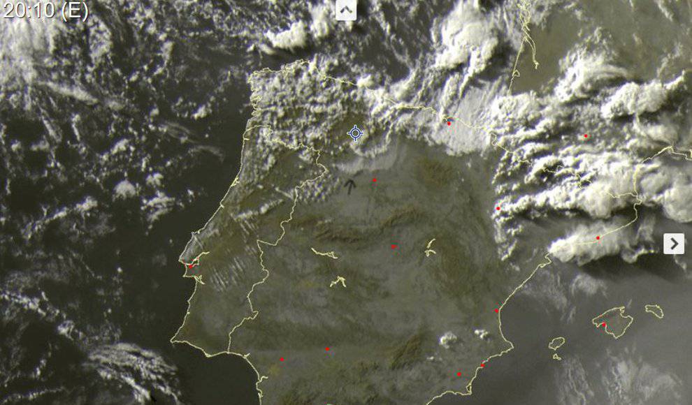 TribunaVa's tweet photo. 📸 Así se ve el incendio de Aliste desde el satélite. 
https://t.co/bZXTjV5BS1 https://t.co/ksyBLRDahr