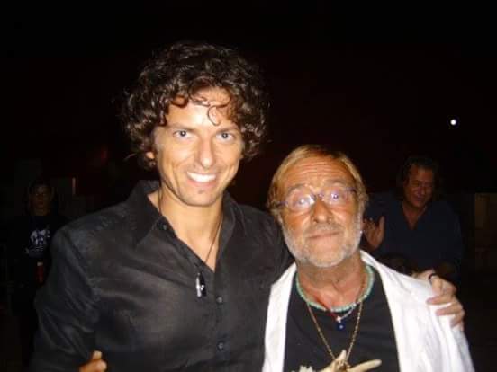 LukeTweet75's tweet photo. Una decina di anni fa, in vacanza, abbronzatissimi. Io e il numero 1. #LucioDalla #missyou #maestro #friend #musica https://t.co/TaA3nXTvd7
