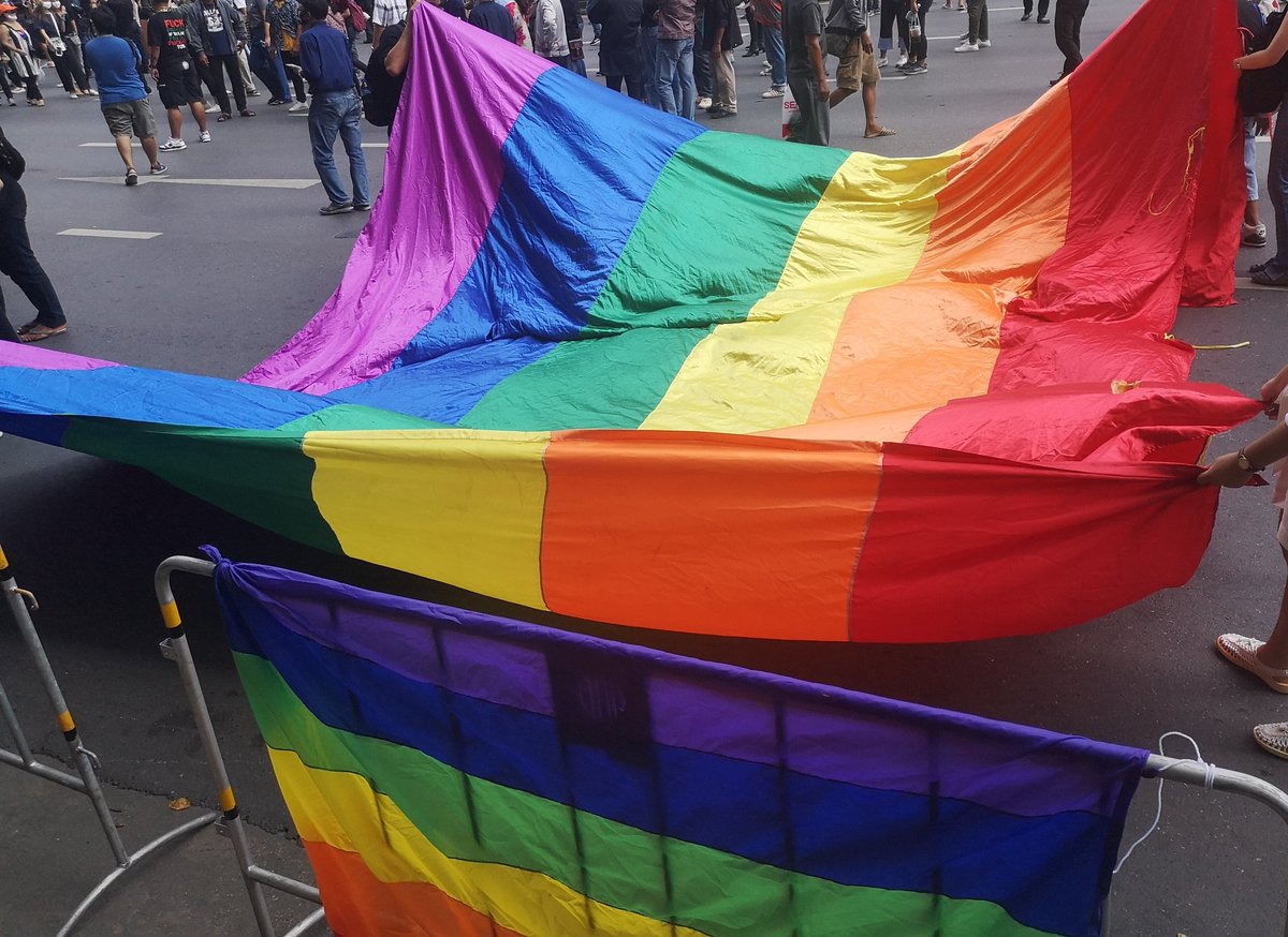 #คณะผู้หญิงปลดแอก มองหาธงPrideแล้วมาร่วมขบวนเรียกร้องสิทธิผู้หญิง/LGBTQ+ กันค่ะ!!!  #ขีดเส้นตายไล่เผด็จการ