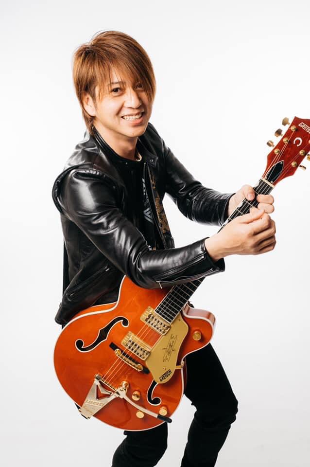 19851102Victory's tweet photo. 新盆に お線香あげさせてもらいました
🎸グレッチもレスポも弾かせて( 触らせて )もらいました
音源とお洋服も頂いてしまって感激😂
大切にします❣️
#松下龍明
#RODEOFIXER https://t.co/Gb0OGBqAw9