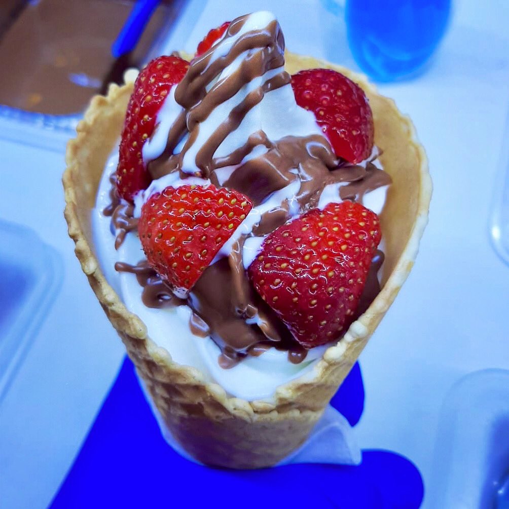 HelloYogoo's tweet photo. #YogCone by Yogoo! 😋 Your favourite frozen yogurt served in a crispy cone with strawberries and Nutella. 

#helloyogoo #experienceyogoo #yogoo #YogCone #frozenyogurt #frozenyoghurt #froyo #london #woking #guildford #healthyfood #lifestyle #likeforlike #uk #yummy #tasty #deli https://t.co/z2RWe9trsb