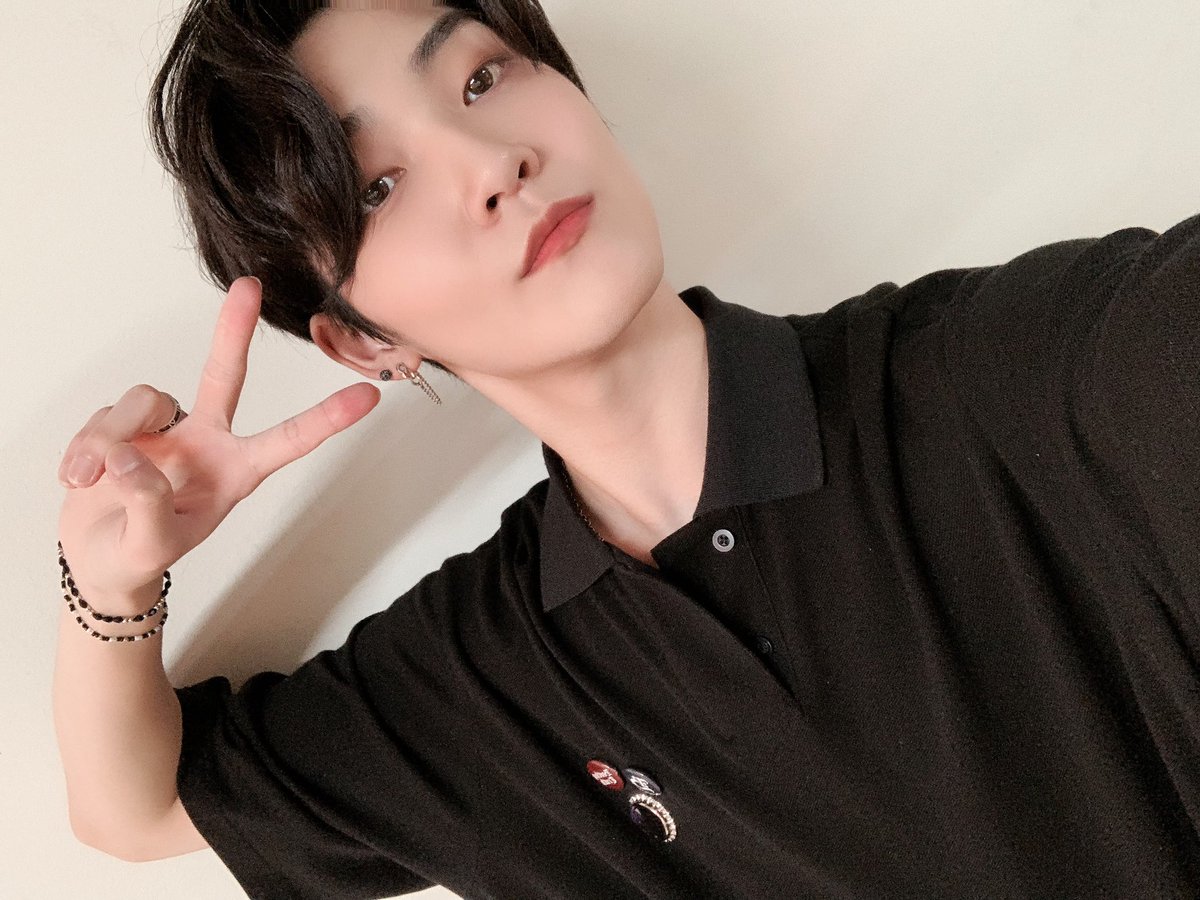 WE_THE_BOYZ's tweet photo. [케빈] Lewks from Simply ❤️ 심케 심플 착장 🤙 https://t.co/1JkwCPhALb