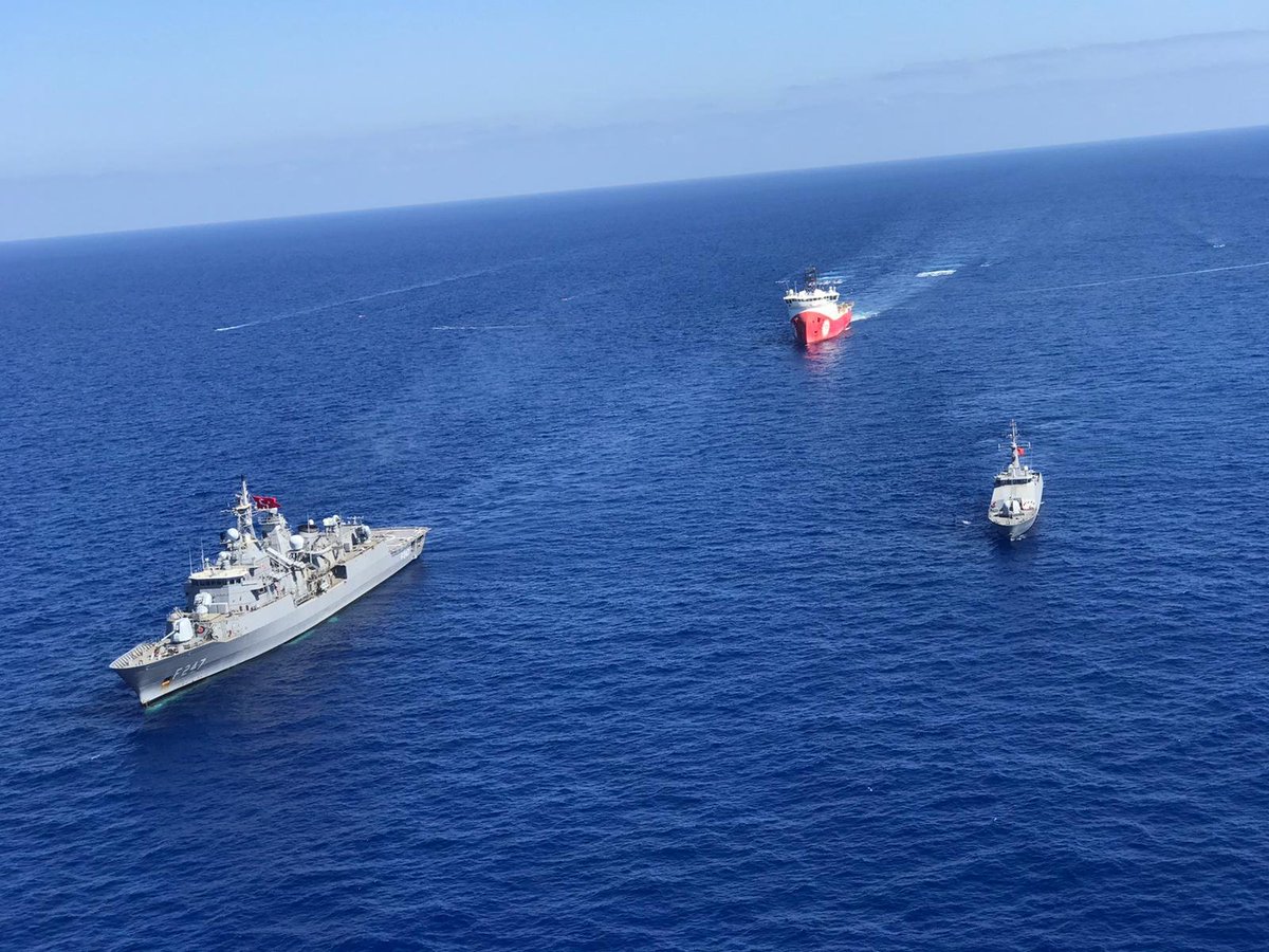 tcsavunma's tweet photo. Akdeniz Kalkanı Harekâtına katılan TCG KEMALREİS fırkateyni Akdeniz’de Kıbrıs Adası doğusunda Kuzey Kıbrıs Türk Cumhuriyeti sahil güvenlik gemileriyle deniz eğitimlerini müteakip BARBAROS HAYRETTİN PAŞA araştırma gemimize refakat etmektedir.
#MSB #TSK https://t.co/thllnwiK10