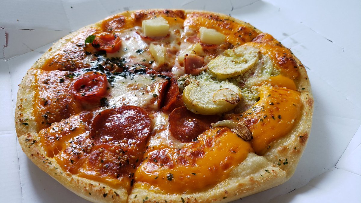 闇鍋はにわ A Twitter ドミノピザのクワトロハッピーmサイズチェダーチーズバースト生地 クーポンでちまいフライドチキン3個付けて1 564円也