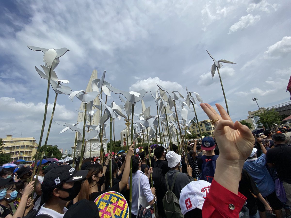 TostevinM's tweet photo. Thai protesters carry doves to show call for peaceful change with demands for government to resign, changes to constitution. End to harassment. Some also want curbs on monarchy. Trending hashtags: #WhatsHappeningInThailand
#ขีดเส้นตายไล่เผด็จการ #ให้มันจบที่รุ่นเรา https://t.co/AdBLcAZSGl