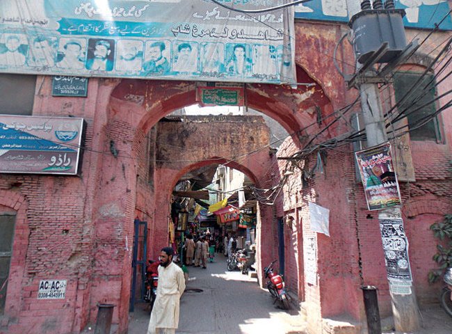 Gujrat FortThe fort was constructed by Emperor Akbar in 1580 and settled by some Gujjar tribes.