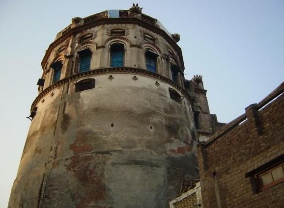 Gujrat FortThe fort was constructed by Emperor Akbar in 1580 and settled by some Gujjar tribes.