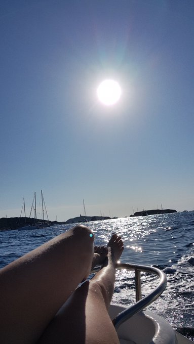 Bonne apr&egrave;s-midi mes chocos ! #feetfootish #feetbeautiful #feetlover #feetaddiction #feet #GoodVibes<a href="/tag/feetfootish"class="tags">#feetfootish</a><a href="/tag/feetbeautiful"class="tags">#feetbeautiful</a><a href="/tag/goodvibes"class="tags"><span>#goodvibes</span></a><a href="/tag/feet"class="tags"><span>#feet</span></a><a href="/tag/feetlover"class="tags"><span>#feetlover</span></a><a href="/tag/sundaymotivation"class="tags"><span>#sundaymotivation</span></a>