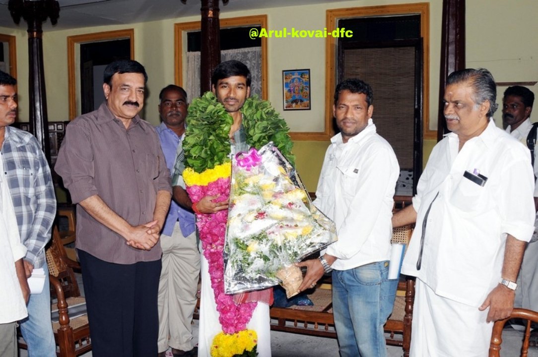 Cuddalore_DFC's tweet photo. நம் அன்புத் தலைவர்
@dhanushkraja sir

நம் அகில இந்திய தலைவர் 
@DirectorS_Shiva  Sir

நம் அன்புத் தலைவர் 
கடவுள் அவதரித்த
#சீடன்🙏🙏 
#Rare_pic🤗

@B_RAJA_ @DhanushFc
@dhanush_chow3 https://t.co/06SMOKkpmu